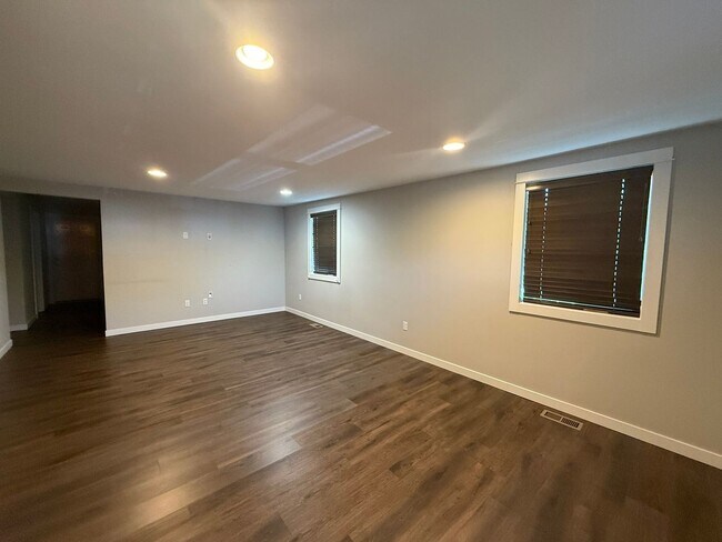 Building Photo - Beautifully renovated Pet Friendly Two Bed...
