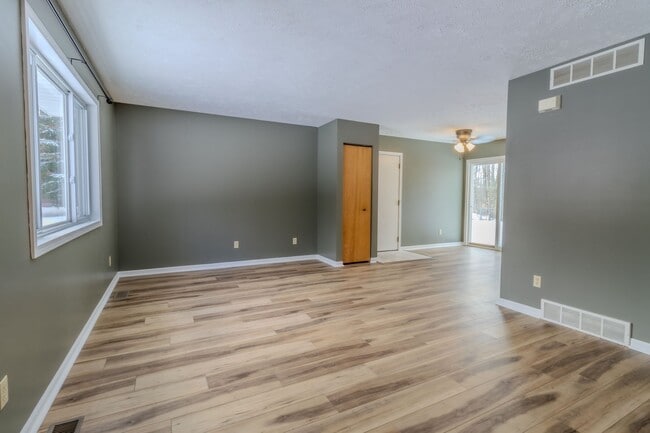 Building Photo - Woodsy Retreat in Lake Ann