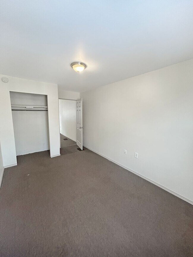 Building Photo - 36 Hickory St