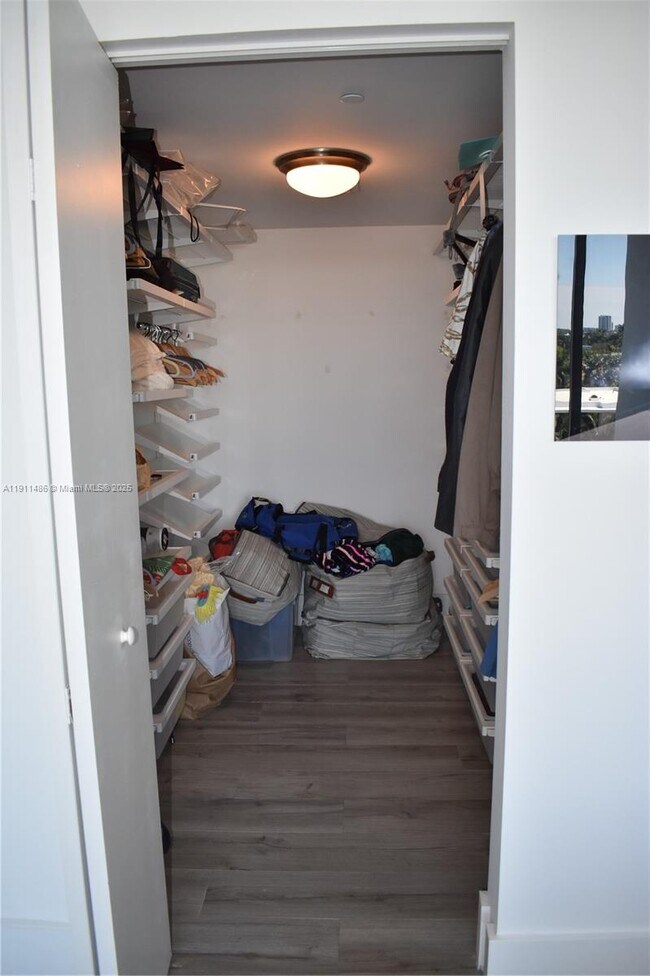 Building Photo - 9940 W Bay Harbor Dr