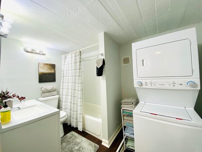 Building Photo - 1305 Stratford Ave