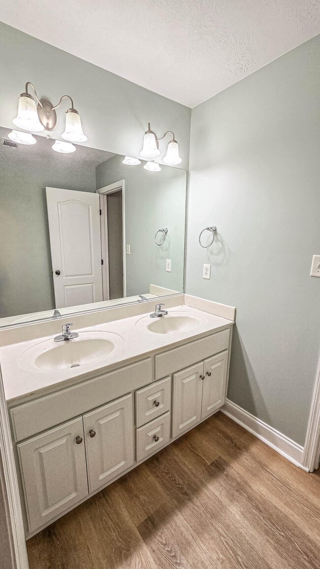 Building Photo - 831 Landing Dr