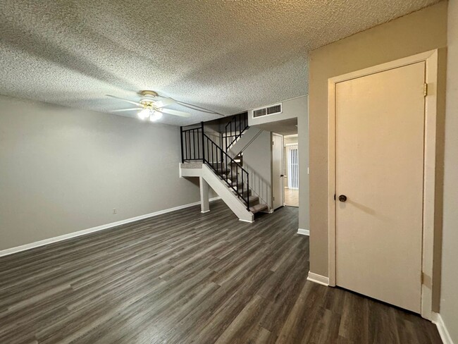Building Photo - 9502 Quail Village Ln