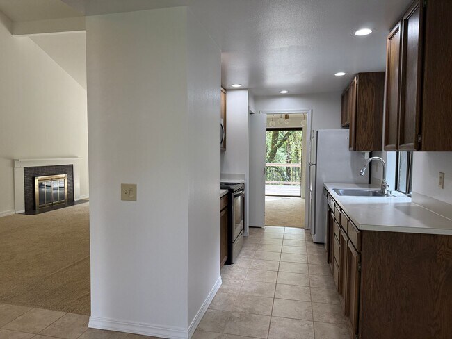 Building Photo - 2Bd/2Ba Redmond Duplex