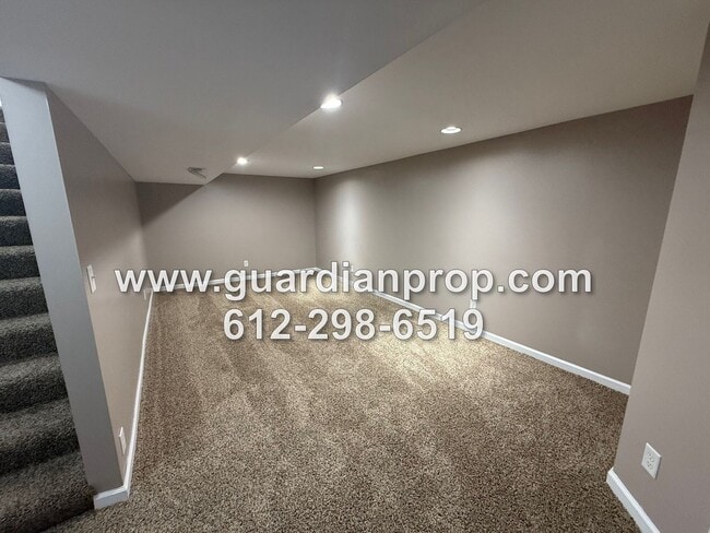Building Photo - Cottage Grove House Available Now, Lower F...
