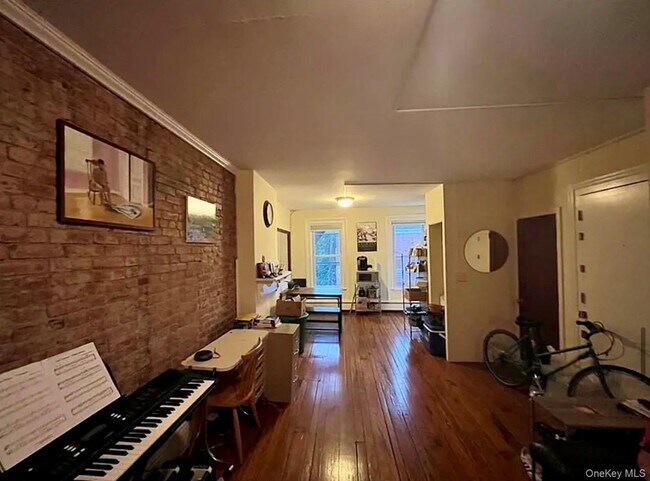 Building Photo - 118 Main St