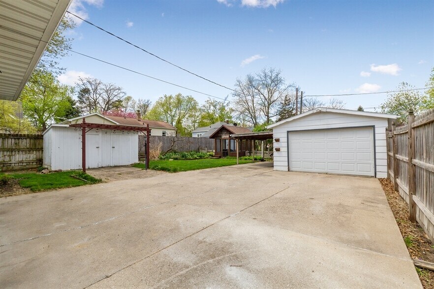 Garage, Gazebo & Shed - 1015 Walnut St