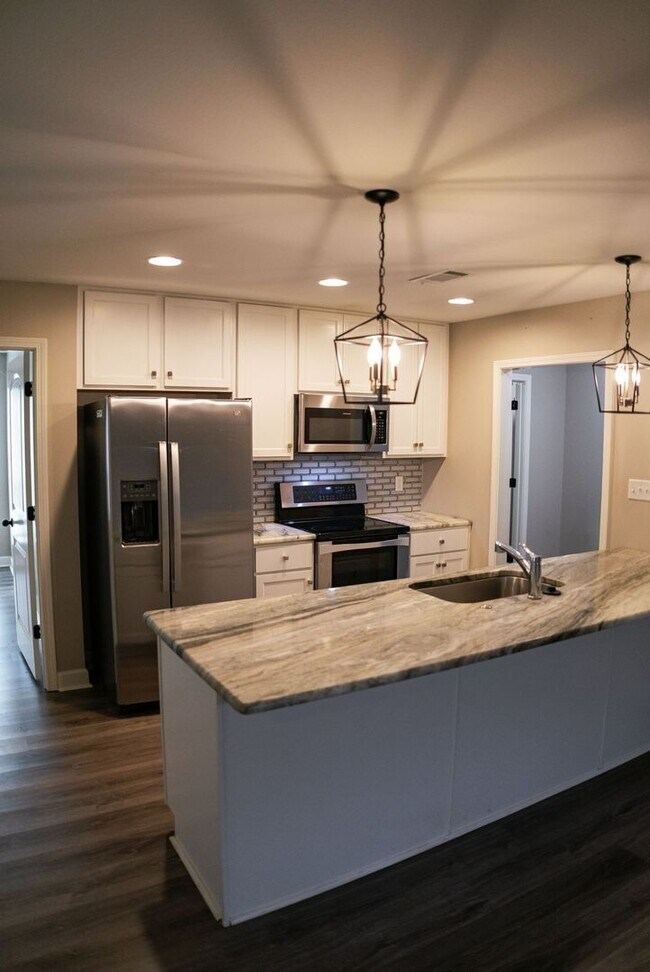 Building Photo - Beautiful home ready!