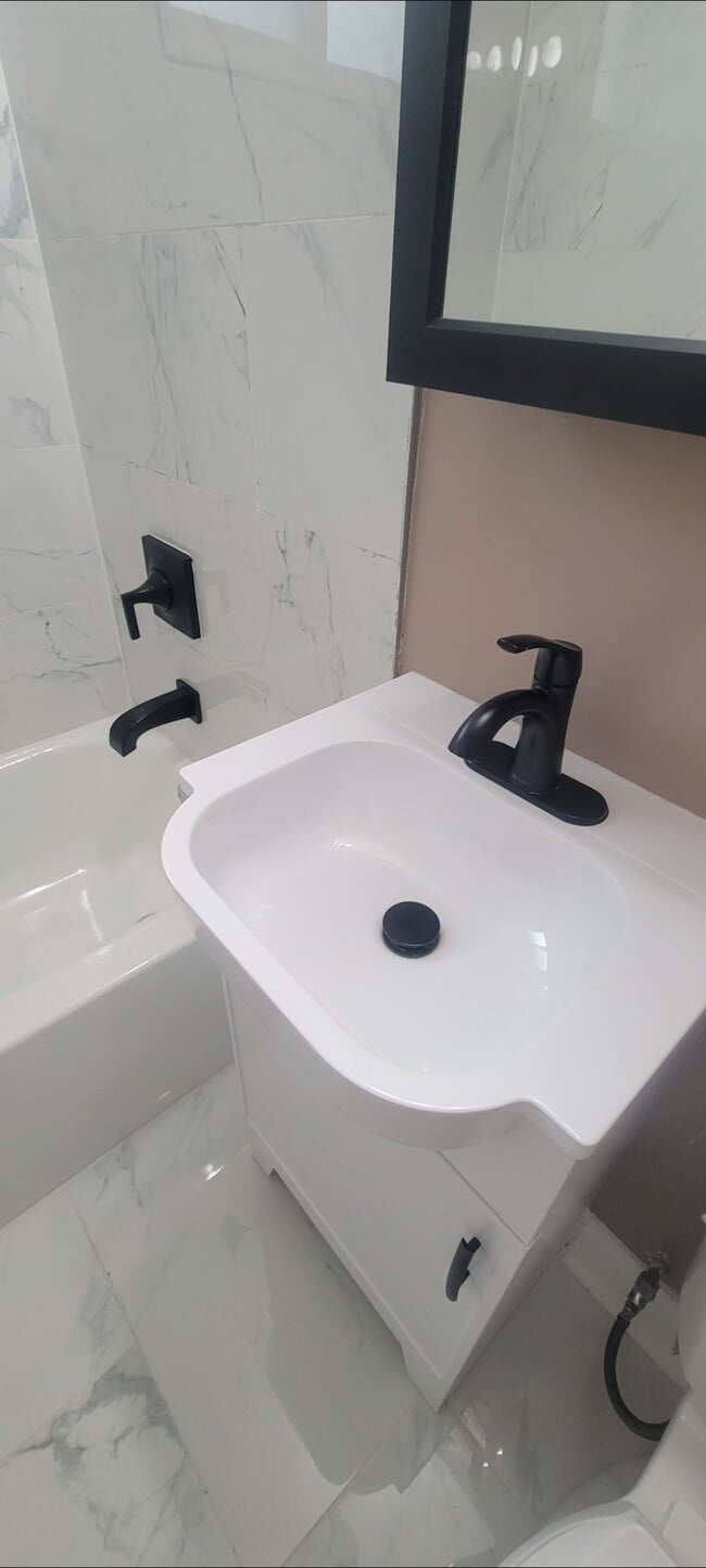 Building Photo - 7 Oak Ln