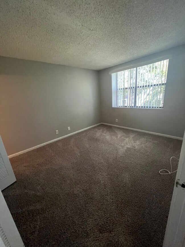 Building Photo - TWO BEDROOM TWO BATHROOM WITH LAKE VIEW!!