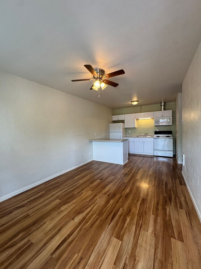 Building Photo - (WWA 5711) 1 bedroom/1 bathroom ~Cat Friendly~
