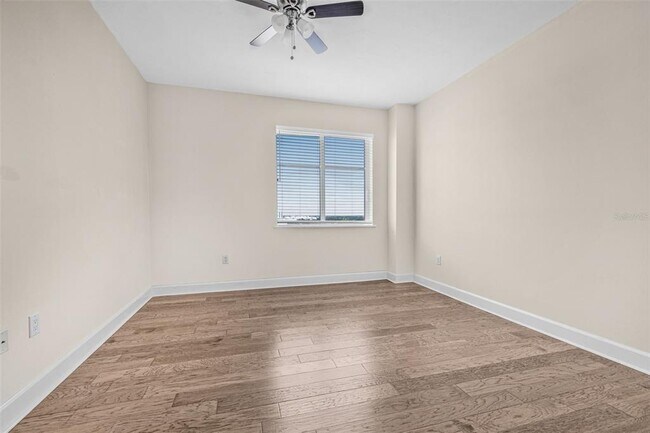 Building Photo - 300 Beach Dr NE