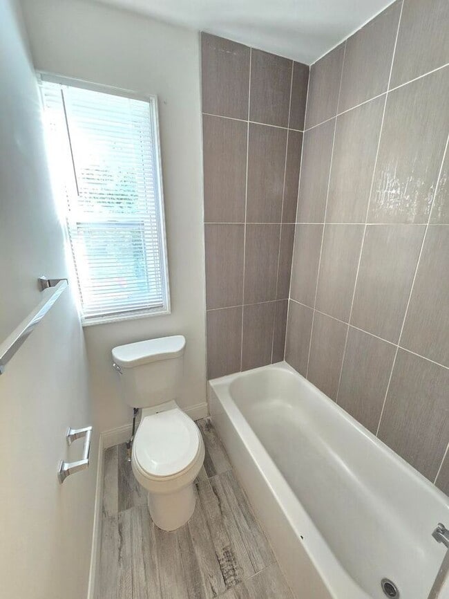 Building Photo - 4 Bedrooms 3 Bathrooms