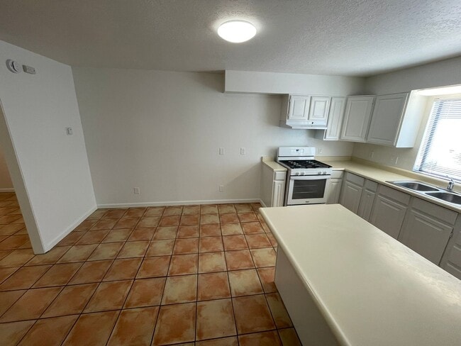 Building Photo - 5 Bedroom 2 Bathroom Apartment in Goleta
