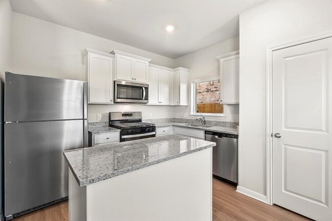 Building Photo - 405 Polly Grv Dr