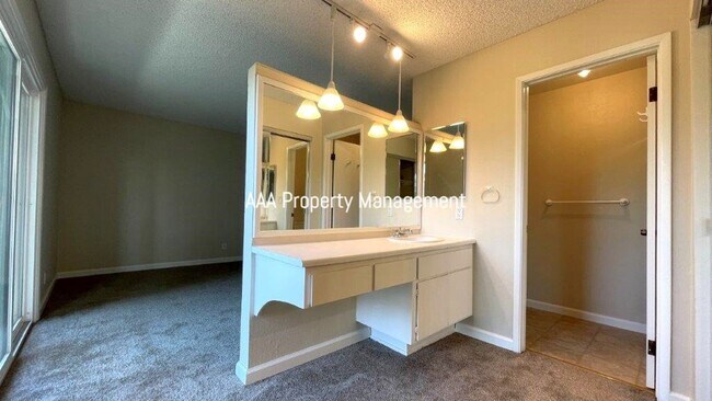 Building Photo - Concord Beautiful 4 bedroom 2.5 bathroom townhouse, 1496 sq ft available now!