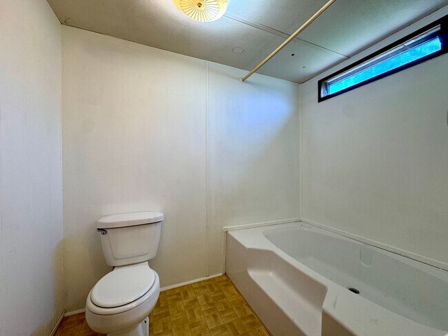 Building Photo - 225 Community Dr