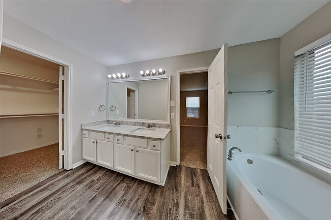 Building Photo - 20750 Pine Rain Ct