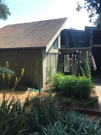 Building Photo - 3+ Bedroom Custom Eastside Home