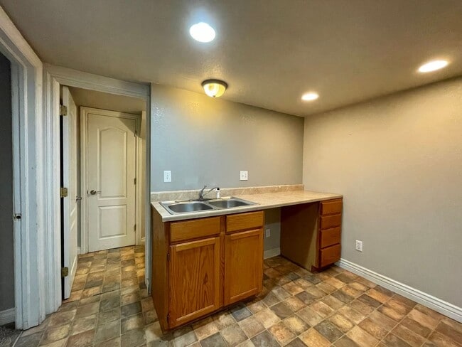 Building Photo - AVAILABLE NOW! Move-In Special! Half Off F...