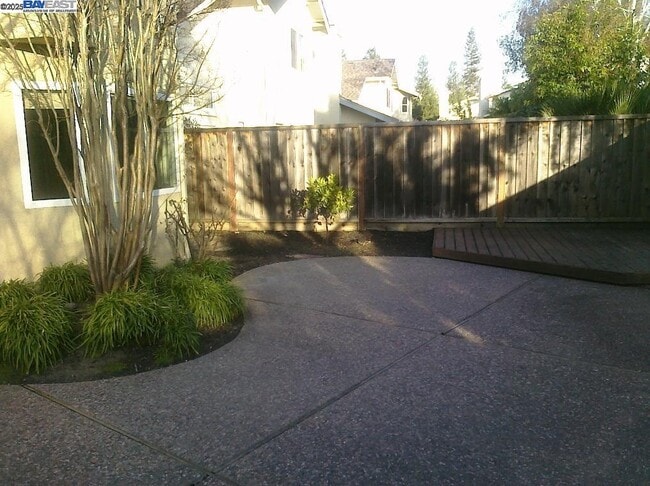 Building Photo - 6084 Vía de los Cerros