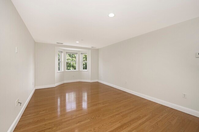 Building Photo - 120 Wyllis Ave