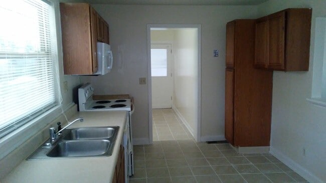 Building Photo - MASON,OHIO - 3 BED, 1  BATH, FAMILY ROOM  $1600  1st month rent free