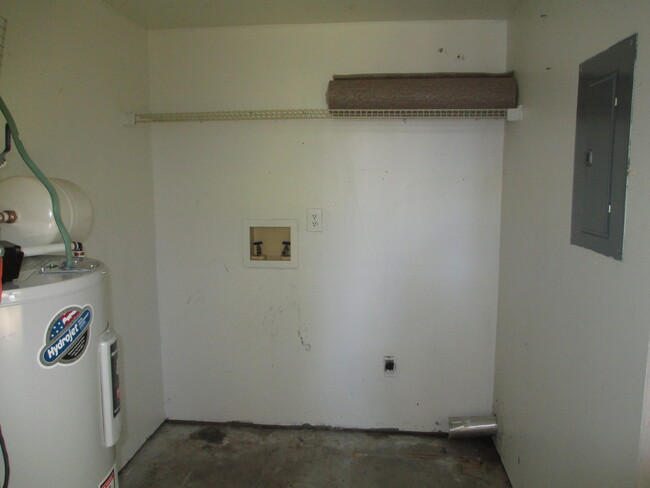 Building Photo - 2 Bedroom, 1 bath apartment - Downstairs Unit