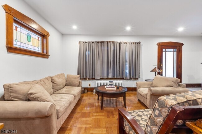 Building Photo - 199 E 7th St