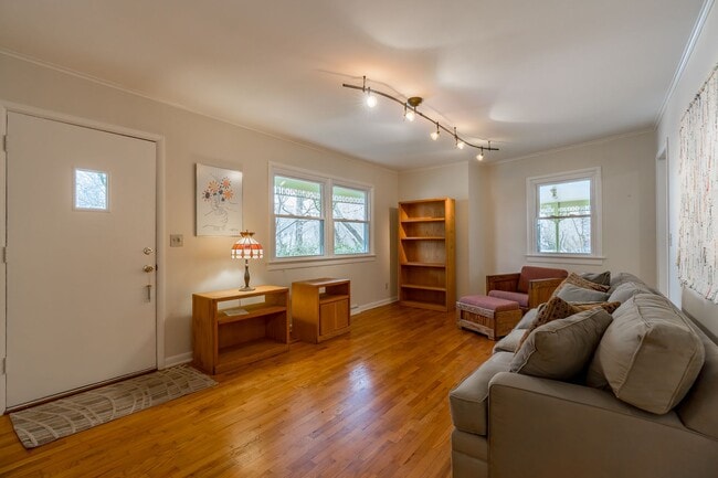 Building Photo - Adorable 3BR home on 1.65 Acre Park-Like S...