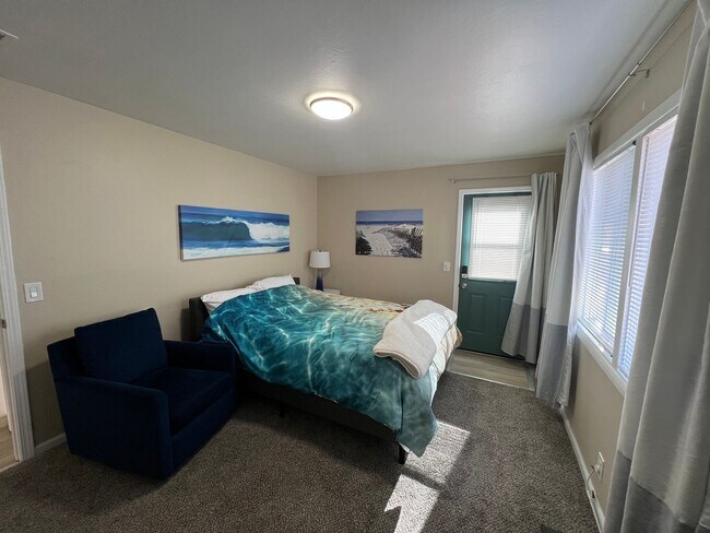 Building Photo - Home minutes from the beach