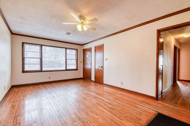 Building Photo - Charming Central Norman Home!