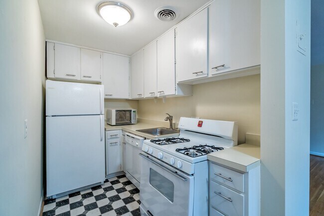 Building Photo - Rare Large Efficiency (552 Sq Ft) Close To...