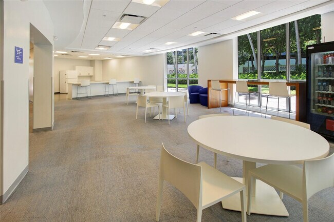 Building Photo - 2500 Parkview Dr