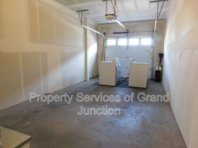 Building Photo - 621 Zenith Ln