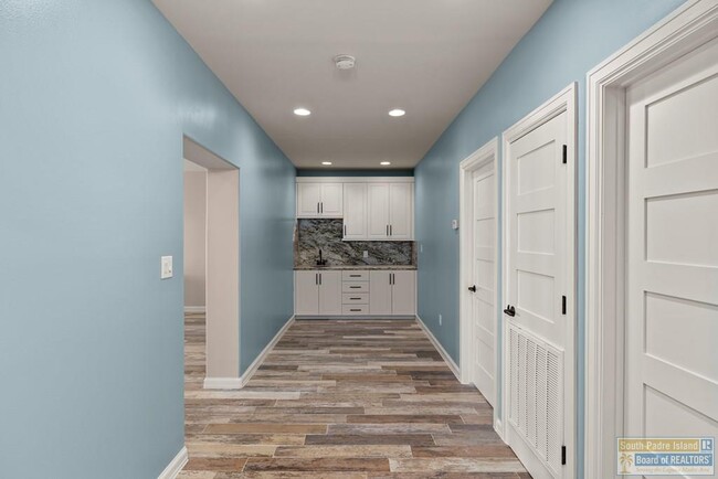 Building Photo - 618 N Shore Dr