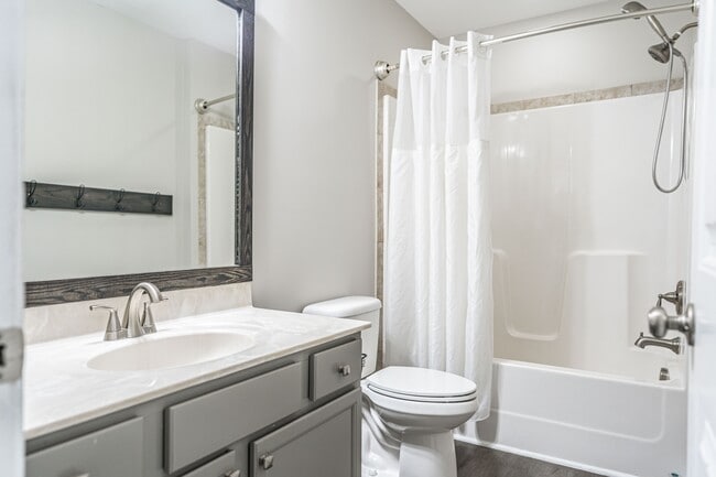 Building Photo - 135 Almond Dr