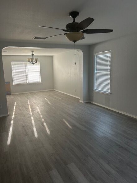 Building Photo - 431 Golden Walk