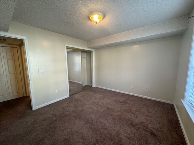 Building Photo - Holton Place - McClelland Dr.