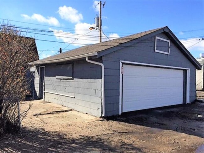 Building Photo - 1001 S Eliot St