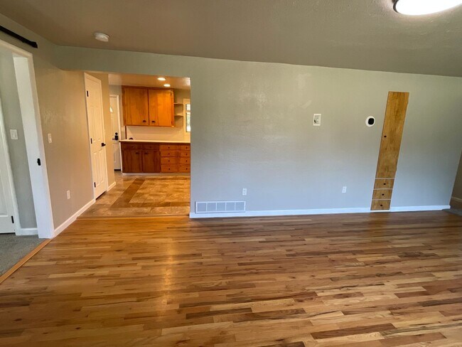 Building Photo - Cozy Mid-Century Modern on a Half Acre!