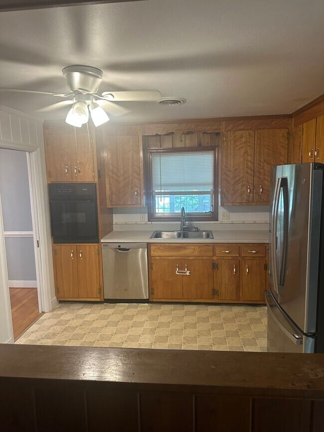 Building Photo - 3 Bed/3 Bath