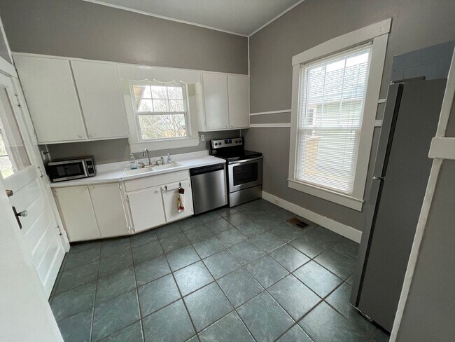 Building Photo - Pensacola - East Hill - 2 Bedroom, 1 Bathroom