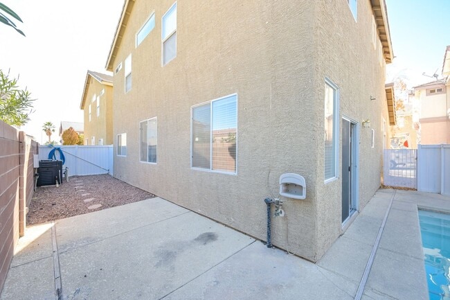 Building Photo - NW!! POOL!!!! GATED!!! Com. Park!!! Low Maintenance desert landscape front Yard. New Carpet!! Ups...