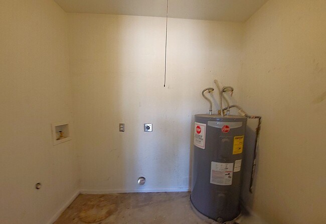 Building Photo - AFFORDABLE HOME WEST SIDE HOME!