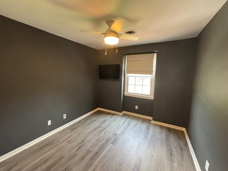 Building Photo - 723 Sir Walter Cir