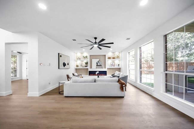 Building Photo - 7505 Larchmont Dr