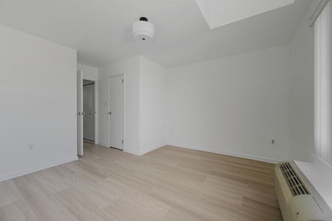 Building Photo - 100 W Broadway