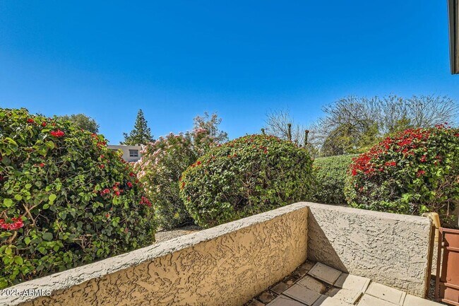 Building Photo - Luxury and Resort like Living at Scottsdale Park Place!!!  Tile throughout, light, bright and Pri...
