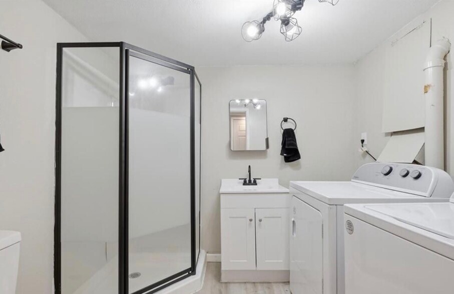 Building Photo - 302 SE Flagstone Dr